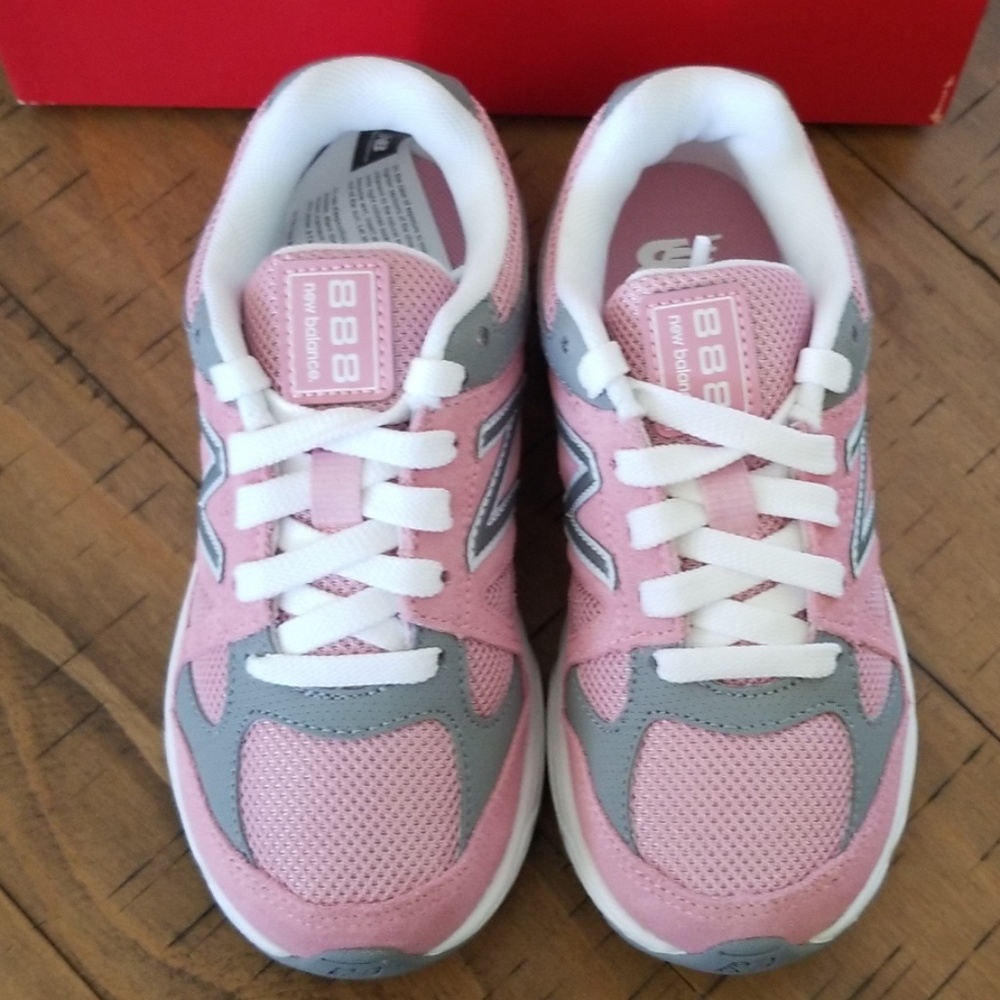 ๐๏ธ New Balance Shoes - Picture 4 of 8